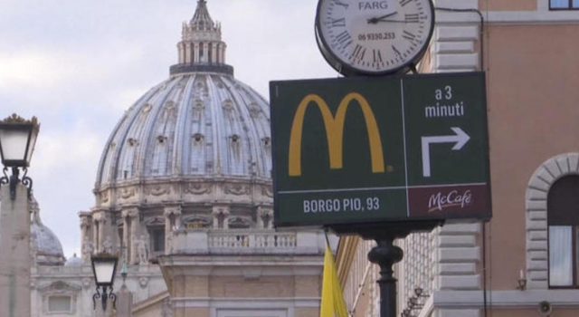 McDonald bandito dai siti storici di Roma McDonald