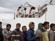 L’Italia consente ai migranti bloccati di sbarcare migranti