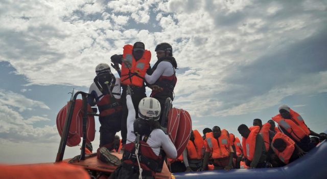 Ocean Viking: l’Italia autorizza lo sbarco di 82 migranti Ocean Viking