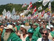 Pontida: Migliaia di persone si radunano per sostenere Salvini Pontida