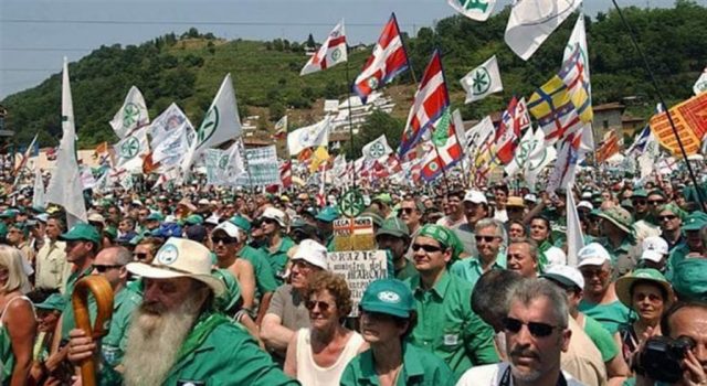 Pontida: Migliaia di persone si radunano per sostenere Salvini Pontida