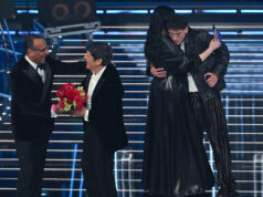 Gianni Morandi a sorpresa sul palco con il figlio Tredici Pietro