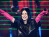 Sanremo parte dall’esterno dell’Ariston, Laura Pausini canta Tozzi e Cocciante