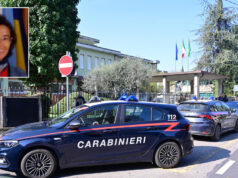 Tredicenne accoltella la prof a scuola e si filma