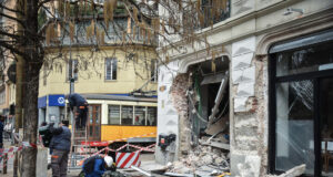 Tram deragliato, ‘il conducente era al telefono fino a 12 secondi prima’. L’Atm: ‘Una violazione gravissima’