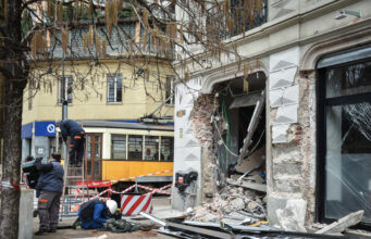 Tram deragliato, ‘il conducente era al telefono fino a 12 secondi prima’. L’Atm: ‘Una violazione gravissima’