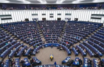 L’Europarlamento approva l’intesa sui dazi con gli Usa ma fissa paletti