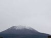 Temperature in forte calo, il cono del Vesuvio imbiancato