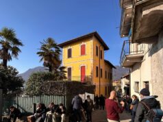 Funerali di Bossi a Pontida domenica. Ci saranno Meloni e Tajani. Salvini dalla famiglia a Gemonio