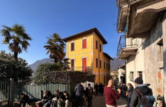 Funerali di Bossi a Pontida domenica. Ci saranno Meloni e Tajani. Salvini dalla famiglia a Gemonio