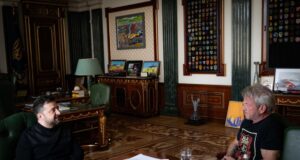 Ucraina; droni su Kiev, frammenti colpiscono piazza Maidan. Zelensky riceve Sean Penn