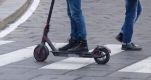 Scontro auto-monopattino, feriti due bambini di 10 anni