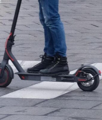 Scontro auto-monopattino, feriti due bambini di 10 anni