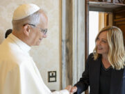 Meloni prima tiepida, poi l’affondo contro Trump sul Papa