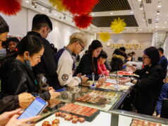 Vietnam, file alle gioiellerie per l’oro portafortuna nonostante prezzi record