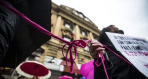 “La violenza economica sia un reato”, la Commissione femminicidio approva la relazione