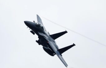 Teheran abbatte due caccia Usa, si cerca uno dei piloti, messa una taglia su lui