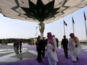 Meloni blinda il governo, poi la missione a sorpresa nel Golfo