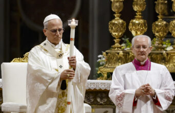 Il Papa nella veglia di Pasqua battezza dieci catecumeni, uno dalla Corea