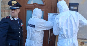 Accoltella i genitori e il fratello di 16 anni a Fano