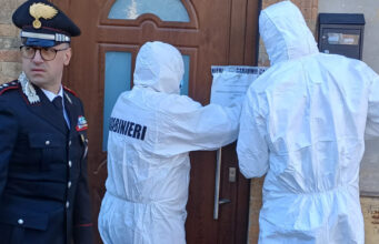 Accoltella i genitori e il fratello di 16 anni a Fano