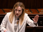 Report: ‘Selfie di Meloni con referente del clan Senese’. La premier: ‘Il mio impegno contro ogni mafia cristallino e duraturo’