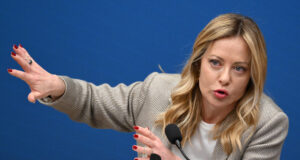 Meloni rilancia l’asse Mediterraneo-Golfo, Hormuz riapra senza pedaggi