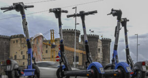 Monopattini elettrici, obbligo di targa entro 16 maggio, ma c’è rischio ritardi