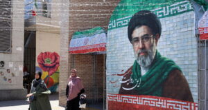 Trump sospende l’attacco all’Iran, ‘colloqui seri ma sono pronto a colpire’