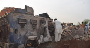 Autobomba a un posto di blocco, uccisi almeno 15 morti