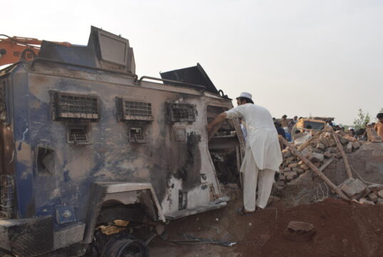 Autobomba a un posto di blocco, uccisi almeno 15 morti