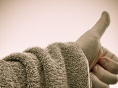 È il Towel Day, dedicato a Douglas Adams e alla sua ‘Guida galattica per autostoppisti’