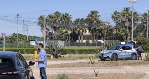 Fuggono ad un posto di blocco e si schiantano, muore un 16enne