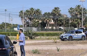 Fuggono ad un posto di blocco e si schiantano, muore un 16enne