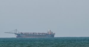 Medio Oriente, Tv iraniana: nella bozza la fine del blocco Usa di Hormuz e il transito ai livelli pre-guerra. La Casa Bianca: ‘Un’invenzione’