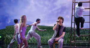 Tv, il cantante Lorenzo vince Amici