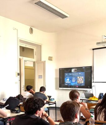 Undiicenne tenta di accoltellare il prof a scuola in diretta social