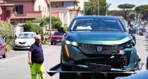 Un’auto in fuga dalla polizia investe due ragazzine a Ostia, sono rimaste ferite