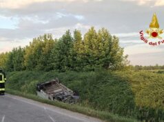 Al lavoro in due su una bici, giovani morti investiti