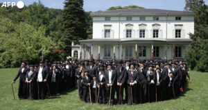 Centinaia di sosia di Charlie Chaplin si riuniscono in Svizzera