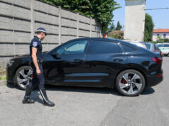 Agente in moto muore durante l’inseguimento di un’auto in fuga, escluso lo speronamento