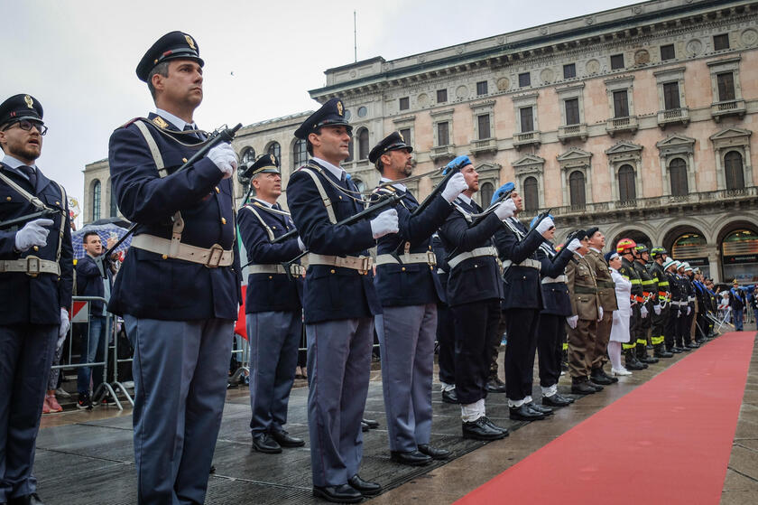 2 giugno: cerimonia dell'alzabandiera in piazza Duomo a Milano