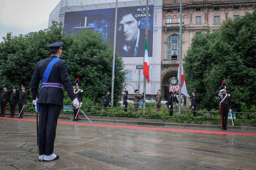 2 giugno: cerimonia dell'alzabandiera in piazza Duomo a Milano