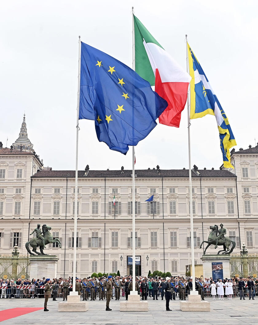 2 giugno: cerimonia dell'alzabandiera in piazza Castello a Torino