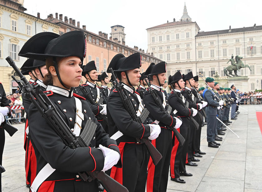 2 giugno: cerimonia dell'alzabandiera in piazza Castello a Torino