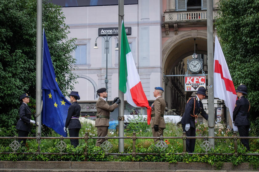 2 giugno: cerimonia dell'alzabandiera in piazza Duomo a Milano