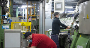 Meno tute blu e più grembiuli, l’industria perde 700mila occupati dal 2007