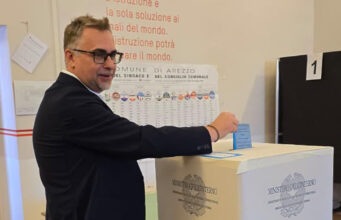 Comunali, in corso lo spoglio. Youtrend: “Ad Arezzo vince Comanducci, candidato del centrodestra” – LA DIRETTA