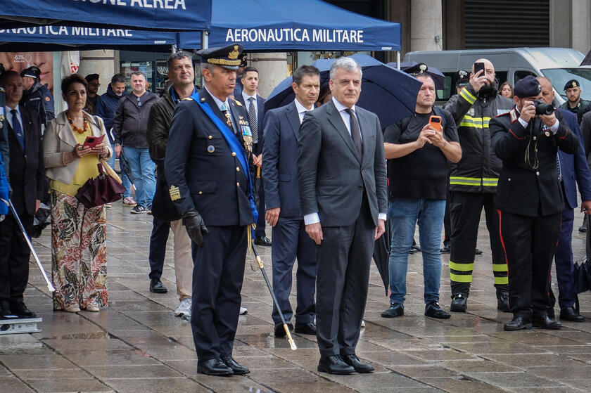 2 giugno: cerimonia dell'alzabandiera in piazza Duomo a Milano