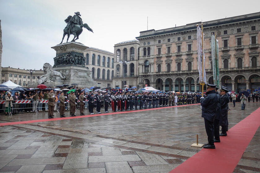 2 giugno: cerimonia dell'alzabandiera in piazza Duomo a Milano